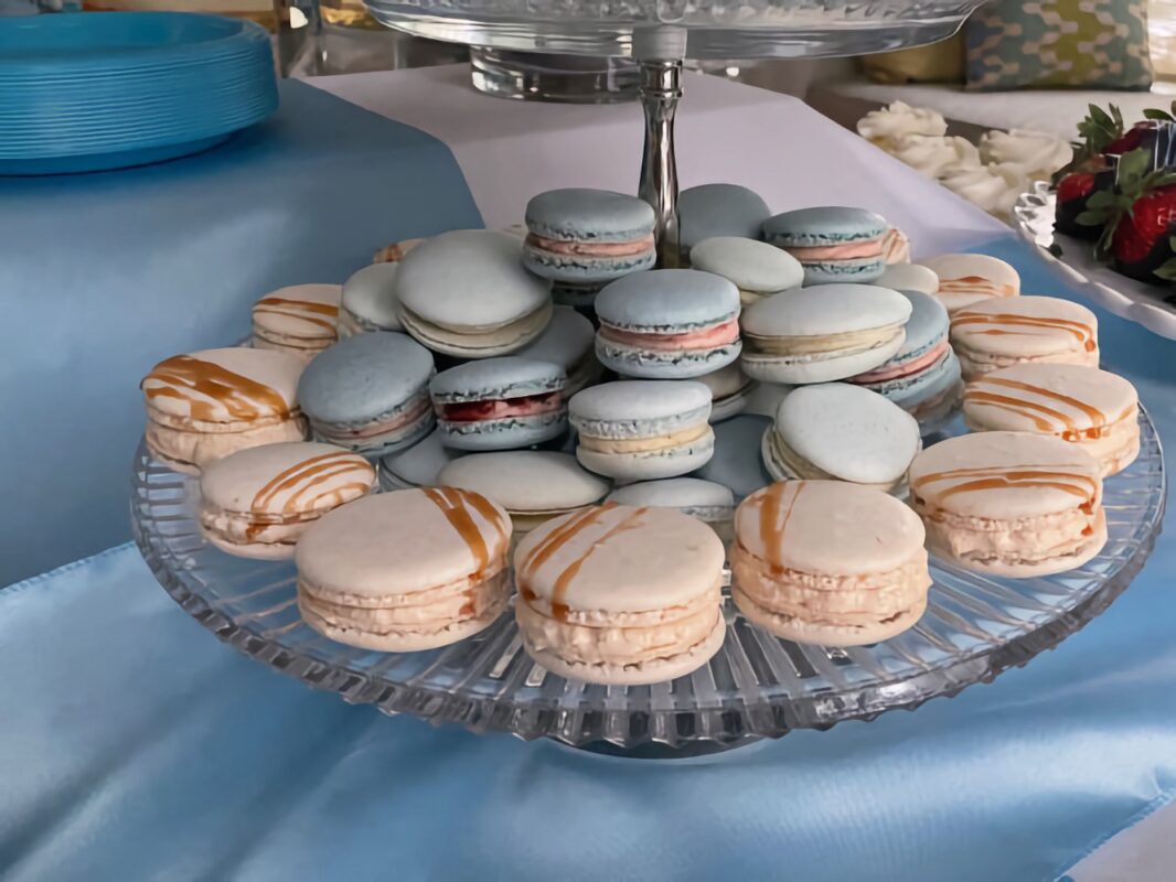 20 macarons on a display plate